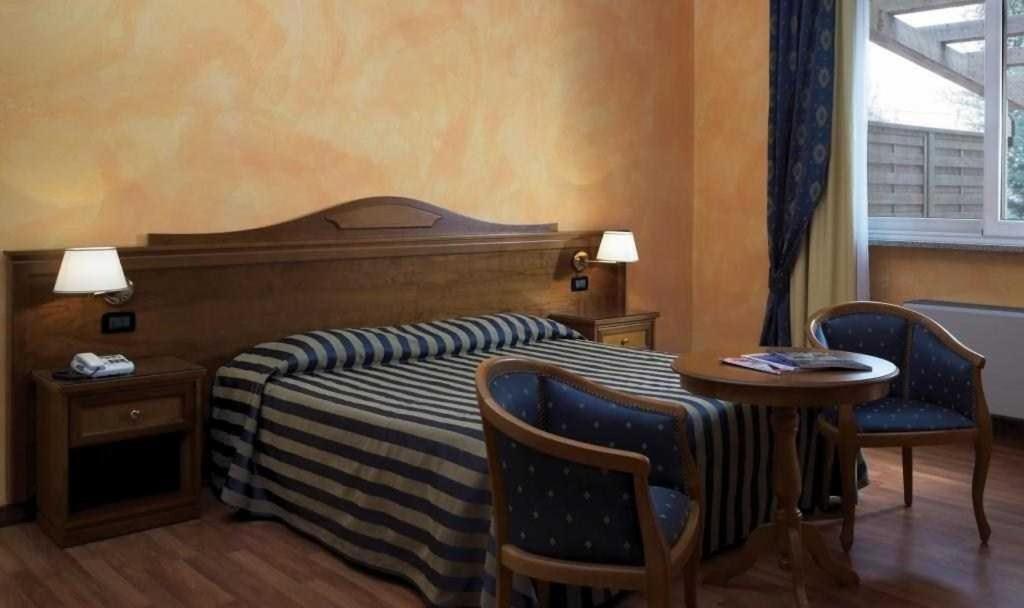 Hotel De La 3*